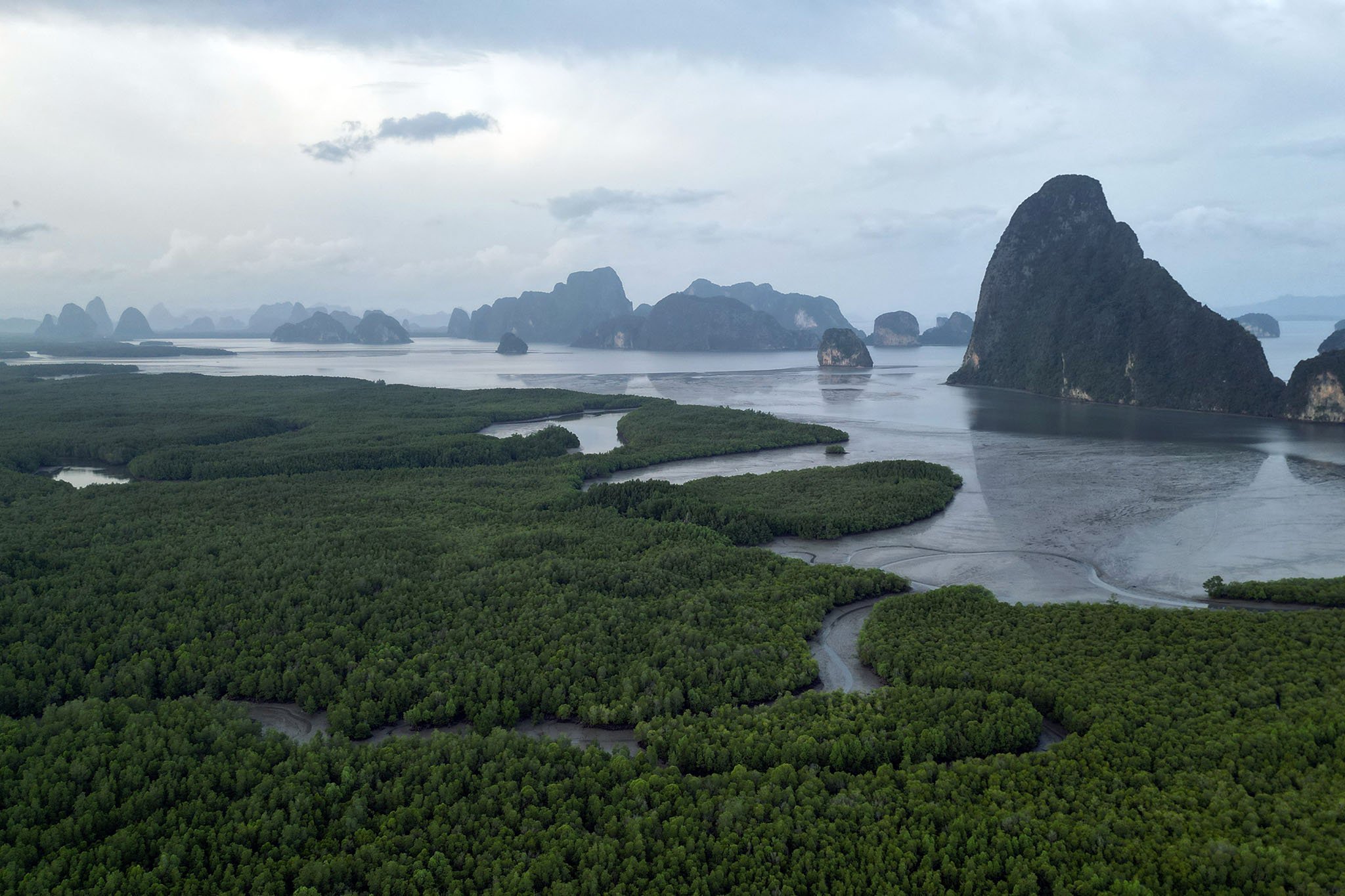 Vaade Phang Nga lahel paiknevatele karstimägedele ja mangroovistikule.