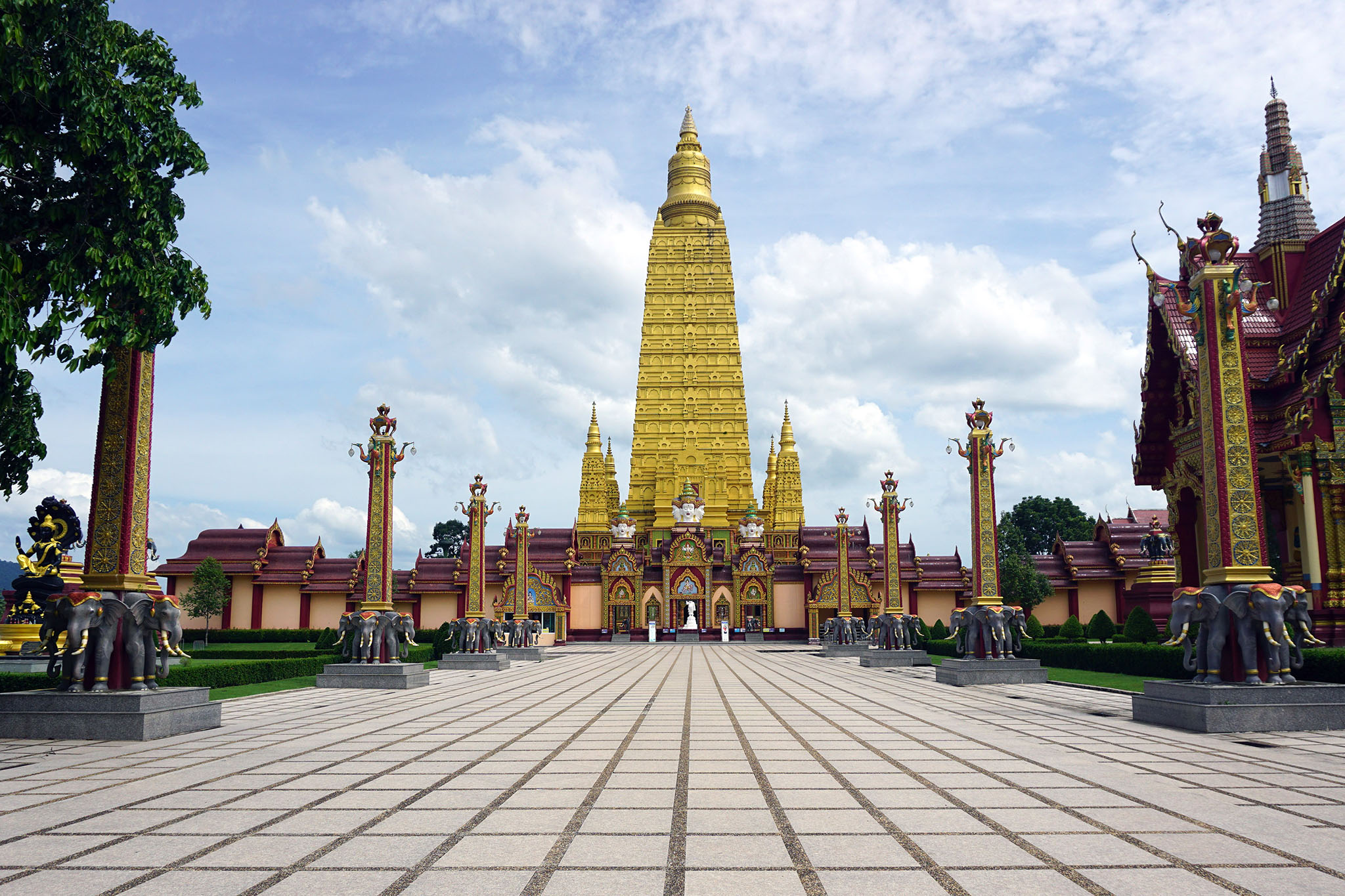 Kolossaalse Wat Maha That Wachiramongkol'i templi kuldne stuupa ehk chedi.